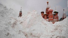 モスクワの赤の広場は雪に覆われている＝５日