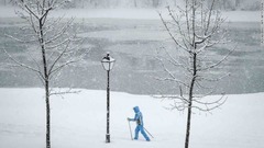 モスクワ市内をスキーで移動する女性