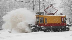 路面電車の線路で除雪が行われている
