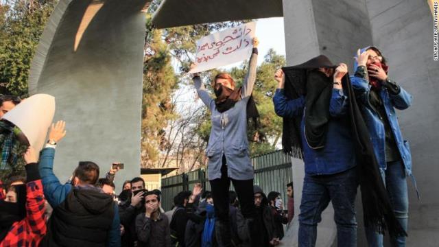 テヘラン大学で抗議を行う学生ら＝１７年１２月