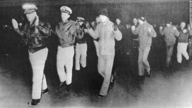 １９６８年１月、北朝鮮に拿捕された後で連行される米海軍船「プエブロ号」の乗組員