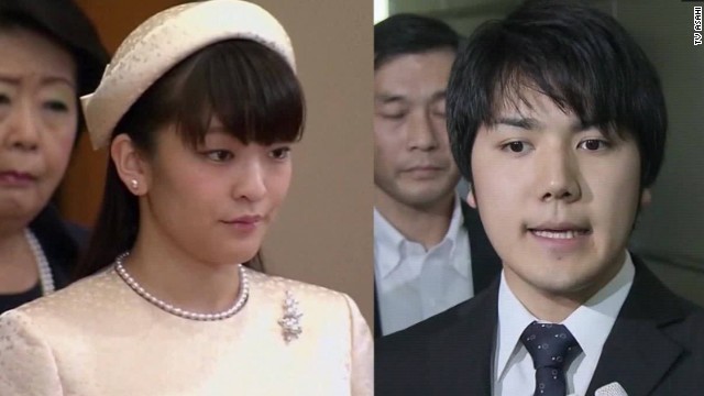 眞子さま（左）と小室圭さんの結婚が延期に