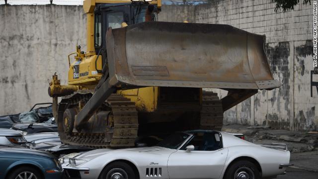 密輸された高級車がブルドーザーの下敷きに