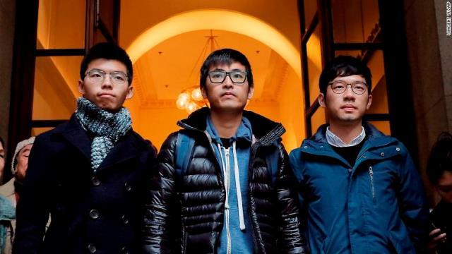 裁判所から出てくる黄之鋒（ジョシュア・ウォン）と羅冠聡（ネイサン・ロー）、周永康（アレックス・チョウ）の３氏