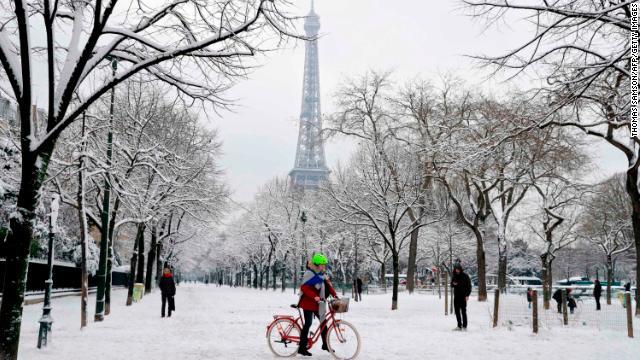 パリが異例の大雪に見舞われた