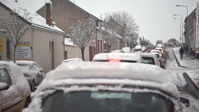 パリが雪に包まれた