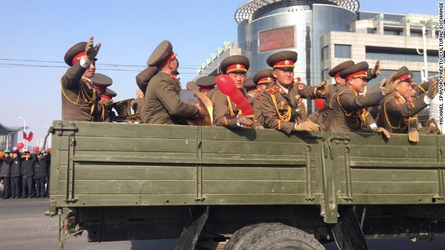 北朝鮮が平昌五輪の開幕前日に軍事パレードを実施