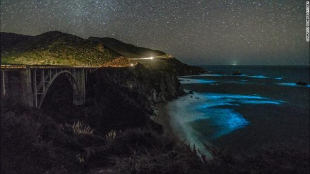 カリフォルニア州の海岸で、発光プランクトンが生み出す光景が人々を楽しませている