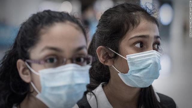 香港の学校でマスクをする生徒ら