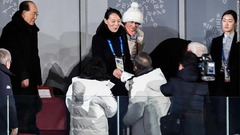 北朝鮮の金委員長の実妹、金与正氏が韓国の文在寅大統領と握手する様子