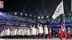 ロシアからの五輪選手は五輪の旗を掲げて登場。国際オリンピック委員会はロシア選手団の出場を認めていないが、審査を通過した一部の選手は個人資格に基づき出場が認められた