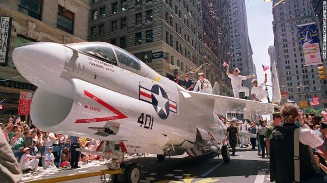 １９９１年に湾岸戦争勝利を記念して行われた軍事パレードの様子