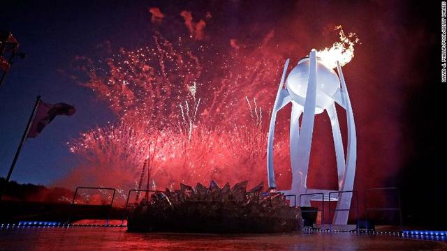 平昌五輪が開幕。聖火が点火され、花火が夜空を照らした＝９日