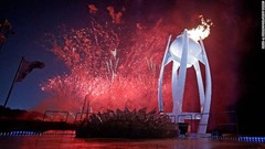 平昌五輪が開幕。聖火が点火され、花火が夜空を照らした＝９日