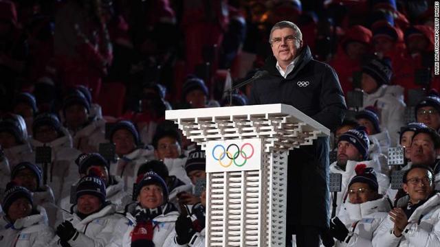 国際オリンピック委員会のトーマス・バッハ会長が聖火の点火前にスピーチ