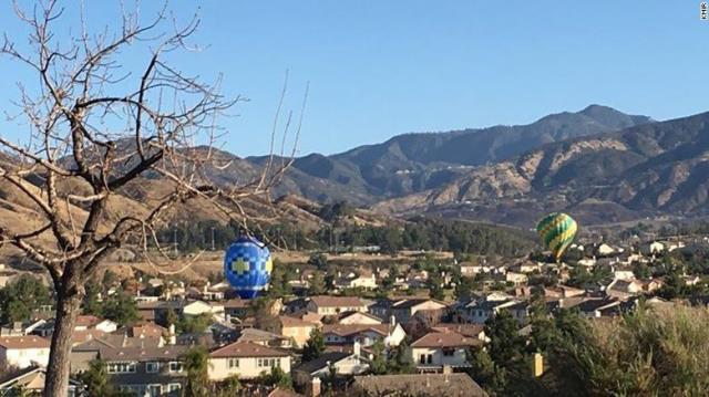 超低空飛行の熱気球は住宅の数フィート上を飛んでいた