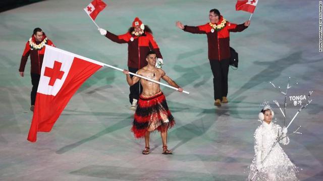 トンガの旗手は2016年のリオ五輪と同様、上半身裸で登場