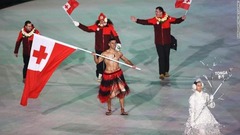 トンガの旗手は２０１６年のリオ五輪と同様、上半身裸で登場