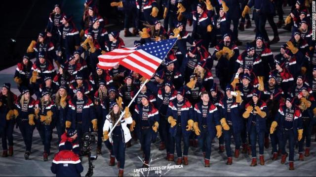 旗手はコイントスに勝利したハムリン選手が務めた