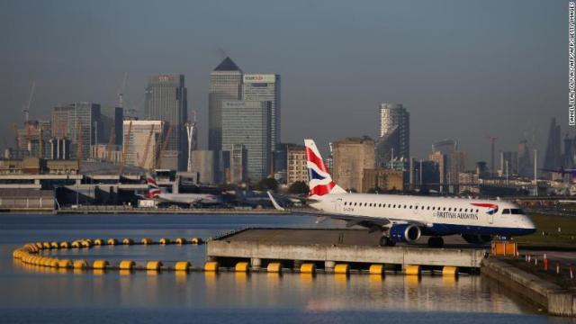 ロンドン・シティ空港の滑走路で羽を休める飛行機＝２０１７年１０月