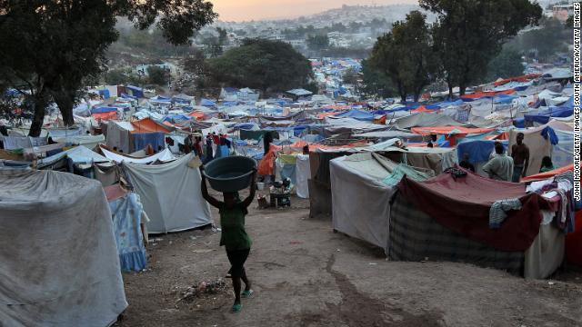 ２０１０年の地震後、ハイチの首都ポルトープランスには避難してきた人たちがキャンプを張った