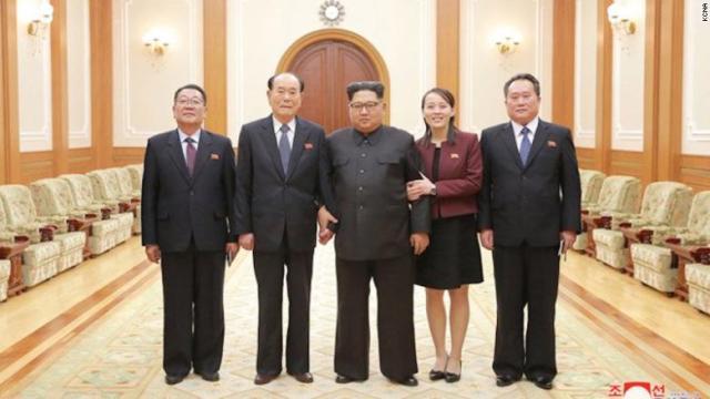 韓国から帰国した北朝鮮代表団とともに写真に収まる金正恩朝鮮労働党委員長（中央）