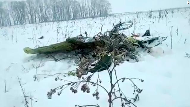 モスクワ近郊で起きた旅客機墜落事故で、遺体の収容が進められている