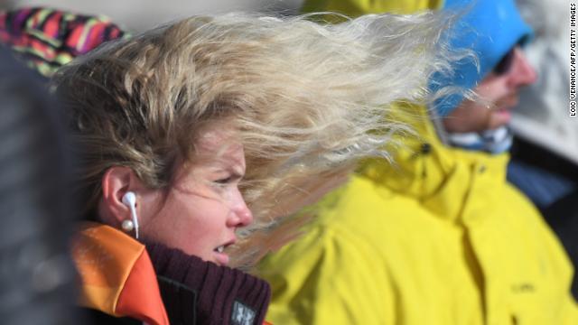 スノーボード女子スロープスタイル決勝では、強風でノルウェー選手の髪も乱れた＝１２日