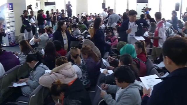 約１万人に対して無償の帰国便を提供するという