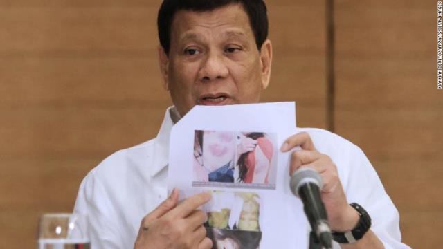 虐待を受けたフィリピン人労働者の写真を示すドゥテルテ大統領＝９日、ダバオ市