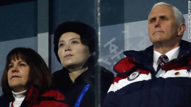 平昌五輪の開会式で互いに近い席に座ったペンス米副大統領（右）と金与正氏（中央）