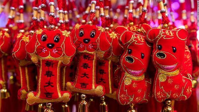 クアラルンプールの中華街で売られている犬の人形＝１月