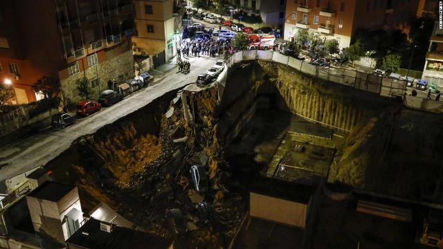ローマ市内に巨大陥没穴ができ、２２世帯が避難した