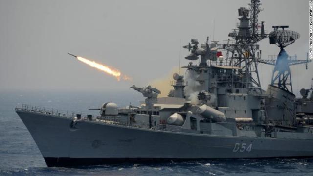 ベンガル湾での演習でミサイルを発射するインド海軍の駆逐艦
