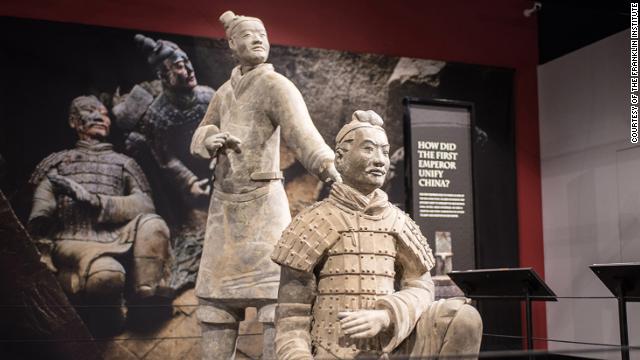 兵士像を貸し出す中国の文化財センターは親指の盗難について、前代未聞とコメント