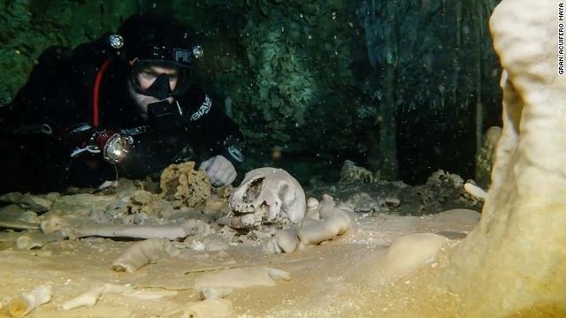 メキシコにある世界最大級の水中洞窟から古代人の人骨が見つかった