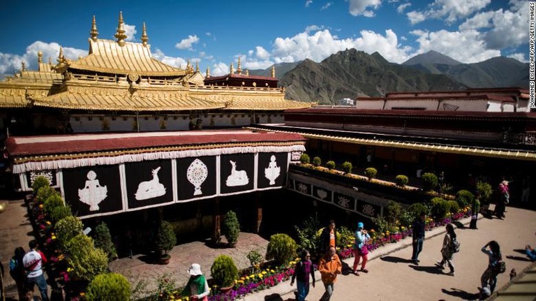黄金色の屋根が目を引くチベット仏教の寺院「ジョカン寺」で火災が発生したという