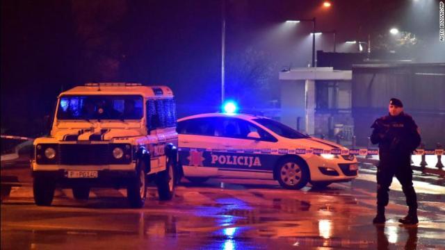 手りゅう弾の爆発を受け、米大使館周辺を封鎖するモンテネグロの警察