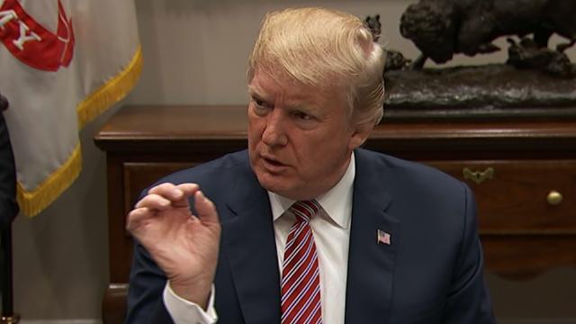 トランプ大統領、「銃を持つ教員にボーナスを」