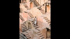インドの印象的な階段井戸は、歴史的には水くみ場に降りていくのに使われていた。写真はジャイプールの階段井戸