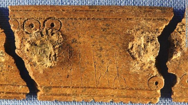 出土したくしの一部に刻まれたバイキング時代の「ルーン文字」