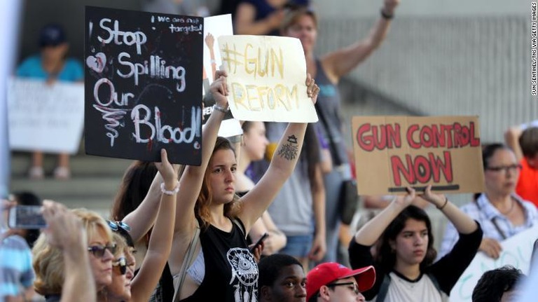 米国で銃規制の強化を７割が支持