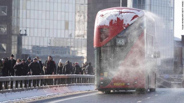 ロンドン橋を渡るバス。共交通機関には大幅な遅れが出ている