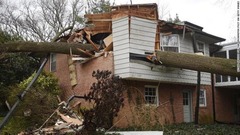 倒木で破壊された家屋＝２日、メリーランド州