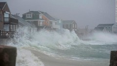 家屋にぶつかる大波＝マサチューセッツ州シチュエート