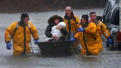 避難を手伝う救助隊の人々＝マサチューセッツ州クインシー