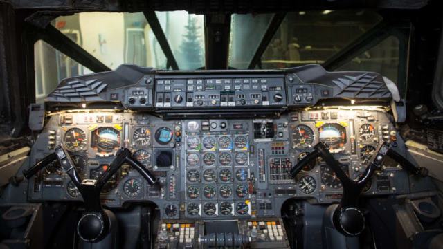 操縦士のスペースも狭かった。制御盤は当時としては先進的だったものの、現代のジェット機でおなじみのデジタル計器類は備えていない