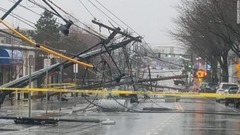 強風で電柱が倒れた＝２日、マサチューセッツ州