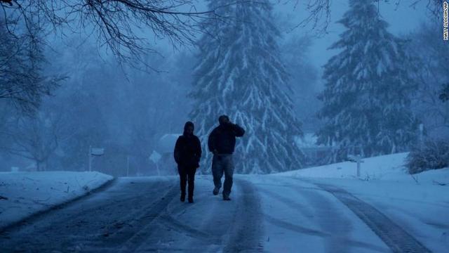 雪道を歩く人たち＝ペンシルベニア州