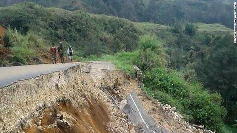 地震によって崩れ落ちた山岳地帯の道路
